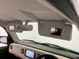 【サンバイザー】車内で身だしなみを整えるためのバニティミラーがセット。お化粧直しや髪型のチェックに活用できます。
