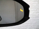 隣車線を走る車両をレーダーで検知し、ドアミラーでは確認しにくい後側方エリアに存在する車両に加え、急接近してくる車両も検知します。車両を検知するとドアミラーに搭載されたLEDインジケーターが点灯します。