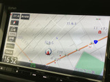 道路や周辺施設が画面上に表示され、現在地と目的地までの道筋を確認しやすい地図画面です。表示切替などの項目も見やすく、慣れない場所へのお出かけをサポートします。