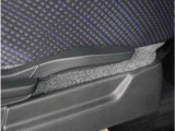 【運転席シートリフター】運転席シートリフターで座面を上下に上げ下げできます。運転しても疲れにくい姿勢に調整できます。