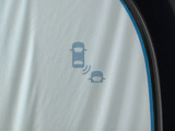 ★ブラインドスポットインフォメーション★走行中、斜め後ろに車両が存在すると、その方向のドアミラー上のマークが点灯。さらにその方向にウインカーを操作すると、マークの点滅と警報音で注意を促します