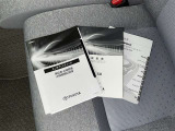 メンテナンスノート、取扱説明書です。 その車の整備記録が事細やかに記録されています。 車が生まれてから今までどのような道を歩んできたのか判るとても重要な物ですよ。