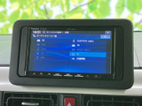 音源一覧にラジオやディスク、iPod、USB、Bluetooth Audioなどが並び、利用したい項目を画面で選択可能。気分や接続環境に合わせて音楽を楽しめます。