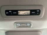 後席も車内の温度管理がワンタッチで簡単に出来るのがオートエアコンです。これでいつでも快適ドライブが出来ます!