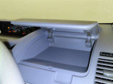 運転席にアッパーボックスを装備しております。