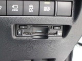 高速道路上に設置されたITSスポットと双方向通信を行うETC2.0ユニットは、ナビゲーションとも連動して、ETC機能に加え、安全運転をサポートする交通情報を画像や音声などで提供します。