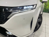 【LEDヘッドライト】悪天候や夜間走行時も良好な視界を確保し安心して運転できる高輝度LEDヘッドライトを装備!点灯速度が早く、消費電力も抑えられています。
