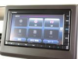 ナビゲーションは純正メモリーナビ(VXM-225Ci)を装着しております。AM、FM、CD、Bluetoothがご使用いただけます。初めて訪れた場所でも安心ですね!