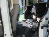 普通の車の後席は燃料タンクの上にある。でもNBOXはそこに燃料タンクがなく後席の下は空いてます。ここを活かす座面の跳ね上げ機構大きな荷物も入る空間がつくれます。