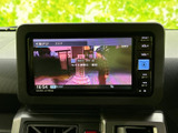 テレビ番組を画面に表示でき、停車中の休憩時間などに映像を視聴できます。番組情報や時刻もあわせて確認でき、車内で過ごす時間の楽しみを広げてくれます。