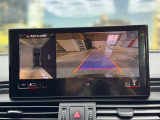 【バックカメラ】運転席から画面上で安全確認ができます。駐車が苦手な方にもオススメな便利機能です。