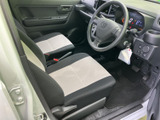 明るい色を組み合わせた前席は、運転席と助手席が並ぶすっきりとした空間。足元やドアまわりも見渡しやすく、乗り降りの際にも室内の様子を確認しやすい配置です。