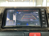 画面には後方の映像と目安線が表示され、駐車時に周囲を確認する際に役立ちます。画面脇に操作ボタンもまとまっており、必要な確認をしやすい構成です。