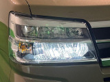 白く明るい光が夜間走行の安心感を高めます!LEDヘッドランプ(オートレベリング機能・LEDクリアランスランプ付)