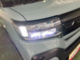 白く明るい光で夜間走行をサポートするLEDヘッドランプを搭載