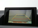 車庫入れや駐車で威力を発揮するのがバックモニター!ナビディスプレイに後ろの様子が映し出されるから安心です。