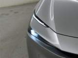 精悍な目つきのLEDヘッドランプを装備しております。