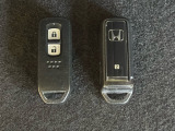 【スマートキー】持っているだけでエンジン始動や、ドアロックの開閉まで可能な便利なスマートキーを装備しています。イモビライザーでセキュリティー対策もOKです!