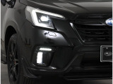 白く明るい光で夜間走行の安心感を高めるLEDヘッドランプです。