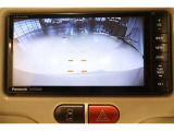 ■バックモニター■  車両後方の映像を画面に表示し、駐車などの後退操作をサポートします。