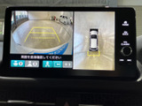 車両周囲を映す画面と上から見たような表示を切り替えて確認でき、駐車時の周囲確認に役立ちます。目安となるガイド表示もあり、停車位置を確かめる際に便利です。