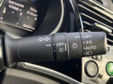レバーには各種表示が記され、必要な機能を目で確認しやすい仕様です。運転席から手の届く位置にまとまっており、走行中の視線移動を抑えながら扱いやすい、実用的な装備です。