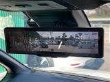 【デジタルインナーミラー(トヨタ)】車両後方カメラの映像をルームミラーに映すことが出来ます。 そのため、後席に人や荷物があって後方が見えづらい場合でもしっかり視界を確保することが出来ます。