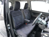 【清潔感のある運転席&助手席】隅々までクリーニングの行き届いた運転席&助手席。目立ったシミや汚れ等もございません。快適なドライブをどうぞ。