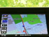 道路や周辺施設が色分けされ、現在地と進行方向を把握しやすい地図表示です。縮尺表示もあり、目的地までの道順を確認しながら日常のお出かけに活用できます。
