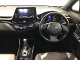 スタイリッシュなデザインのインパネ。各操作スイッチは使いやすい位置に配置されてます。