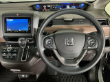 【ハンドル】運転にかかわる様々な操作を安全に行えるように視点移動が少なく操作性に配慮されたスイッチ類が凝縮されたコックピットです。