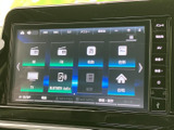 タッチパネルにナビやオーディオなどの項目が並び、使いたい機能を画面から選べます。メニューが整理されており、日常の移動や目的地設定など、さまざまな場面で活用できます。