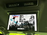 天井に設置されたモニターで、後席から映像を楽しめます。画面にテレビ番組が表示されており、停車中の待ち時間などにも活用できる、車内で過ごす時間にうれしい装備です。