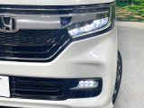 【LEDヘッドライト】悪天候や夜間走行時も良好な視界を確保し安心して運転できる高輝度LEDヘッドライトを装備!点灯速度が早く、消費電力も抑えられています。