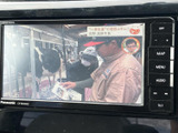 テレビ番組の映像を画面に表示でき、停車中の待ち時間を過ごす際にも活用できます。周辺のボタンから画面メニューを確認しやすく、映像や音声の切り替えも手元で行える構成です。