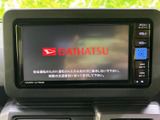 センター位置に画面が配置され、周囲のボタンも見分けやすくまとまっています。画面表示と操作部を確認しやすい構成で、日常の移動中にも使いやすさに配慮されています。