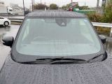 前方の車両や歩行者に対して衝突する可能性が高まると、衝突被害軽減ブレーキを作動させます。さらにペダルの踏み間違いによる急発進を抑制する踏み間違い衝突防止アシストを装備しています。