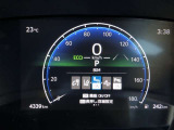 【ブラインドスポットモニター】隣の車線を走る車をレーダーで検知。ドアミラーでは確認しにくい後方エリアの車を検知して、ドアミラーに搭載されたLEDインジゲーターが点灯して注意を喚起してくれます。