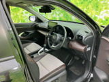 運転席まわりは前方を見渡しやすい配置で、落ち着いて運転に集中しやすい空間です。シートの明るい色合いが室内をやわらかく見せ、同乗者にもくつろぎを感じていただける雰囲気です。