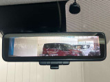 【インテリジェント ルームミラー】車両後方のカメラ映像をミラー面に映し出すので、車内の状況や、天候などに影響されずいつでもクリアな後方視界が得られます!