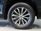 純正のアルミホイール装着車です。タイヤサイズは265/55R19です。