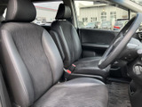 前席は身体を支える形状のシートと、手の届きやすい運転席まわりが特徴です。窓からの視界も確保され、運転する方も助手席の方も落ち着いて過ごせる空間にまとまっています。