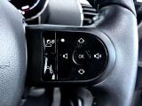 MINIの運転席操作部は、中央に構えるディスプレイが最大の特徴です。航空機を思わせるトグルスイッチなど、直感的で遊び心のあるメカニカルな操作感が、ゴーカートのような走りの高揚感を高めます。