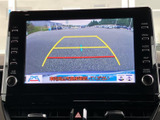 車両後方の映像とガイド線を画面で確認でき、駐車時の後方確認をサポートします。周囲の安全を目視でも確かめながら、車庫入れやバックの際に活用できます。