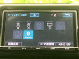 AM・FMやテレビ、Bluetoothなど、音源を画面から選べる構成です。項目が一覧で表示されるため、使いたい音源を見つけやすく、日常の移動中も好みに合わせて楽しめます。