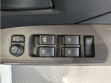 パワーウィンドウのスイッチですよ。 運転席に居ながら窓を開け閉めのコントロールできますよ。 ロック機能で、子供がイタズラして窓を開けるという事も無くなりますよ。