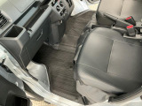 しっかりと汚れ、砂ぼこりを落とし足元まで清潔な車内空間を作り上げております♪