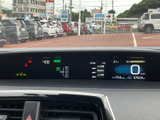 速度やシフト位置、警告表示などの情報がまとまり、運転に必要な確認をしやすいレイアウトです。表示をひと目で把握しやすく、走行中も視線移動を抑えた確認をサポートします。