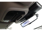 荷物満載時やフル乗員時や夜間でも後ろの視界がクリアに見えるスマートリヤビューカメラも装備!