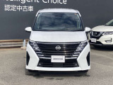 フロントガラスの上部には衝突軽減ブレーキの装置も付いており、より安全に運転を楽しんでいただくことができます。